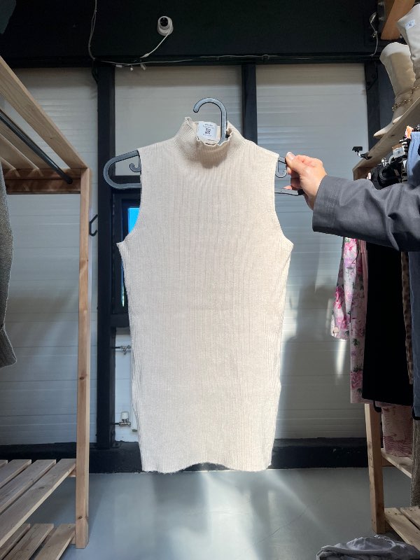 Beige tight vesti