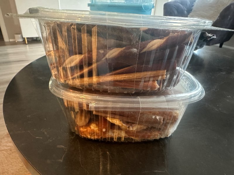 Glært stórt box með allskonar hundabeinum