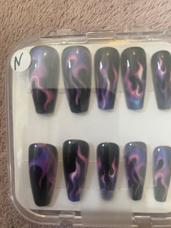 Dökkar skraut press on nails