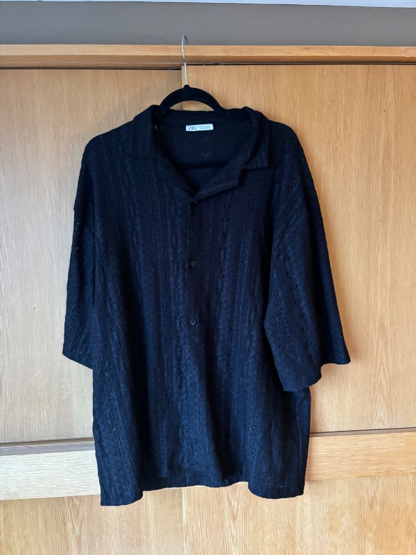 Zara skyrta með gatamunstri