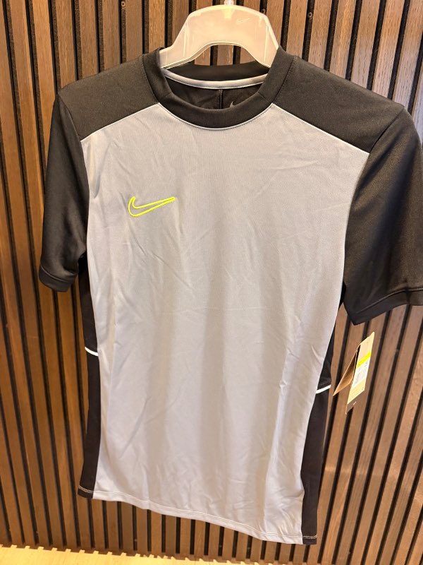 NIKE Stuttermabolur grár og sv