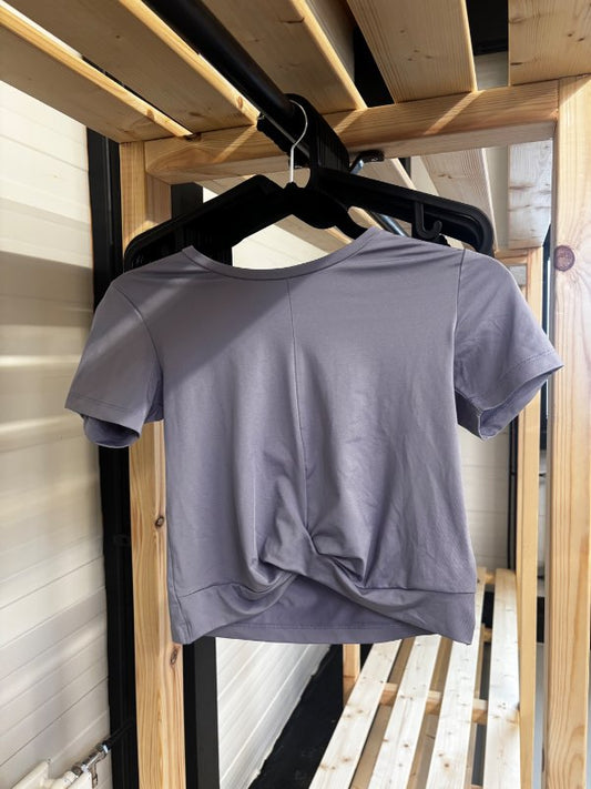 Ljós fjólublár bolur