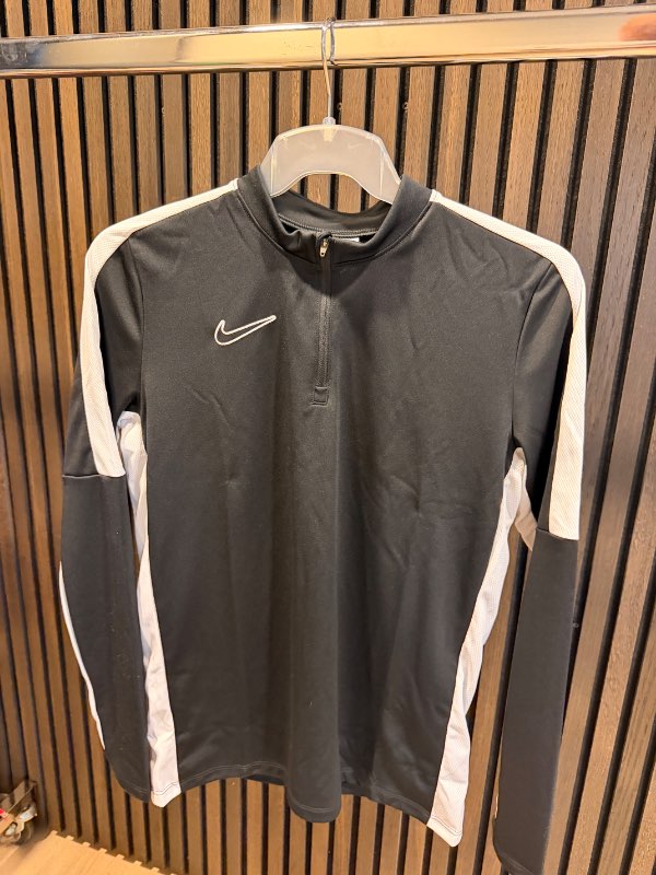 NIKE Academy hálfrennd svört og hvít