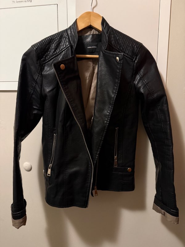 Jakki pleather svartur Vero