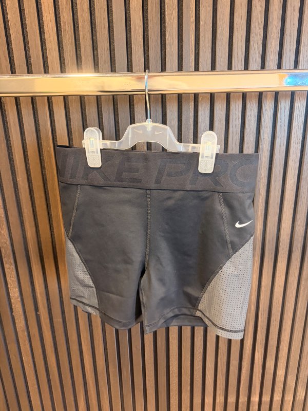 NIKE Pro stuttbuxur svartar