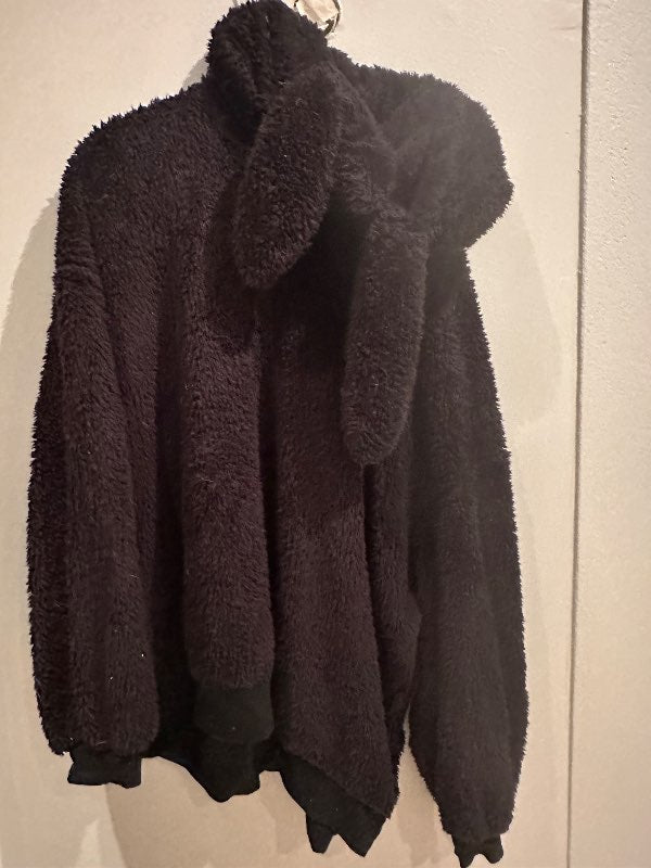 Svört fluffy hettupeysa