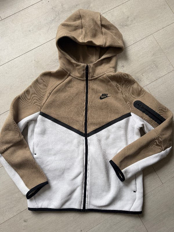 Nike Peysa rennd
