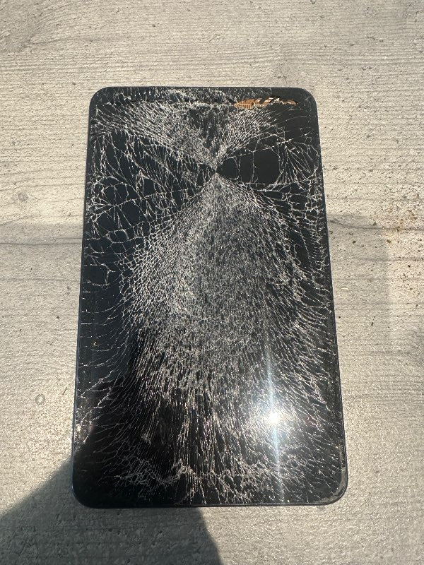 nýleg Nokia spjaldtalva með hulstri brotin skjár