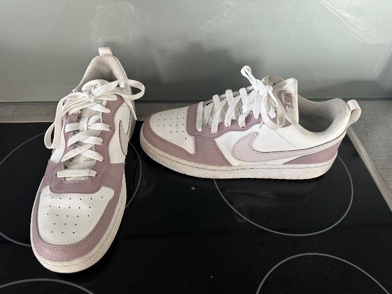 Nike skór fjólubláir og hvítir St 40 mjög lítið no