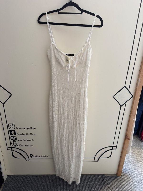 Hvítur blúndukjóll Gina tricot