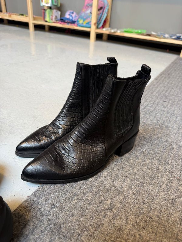 Pavement boots