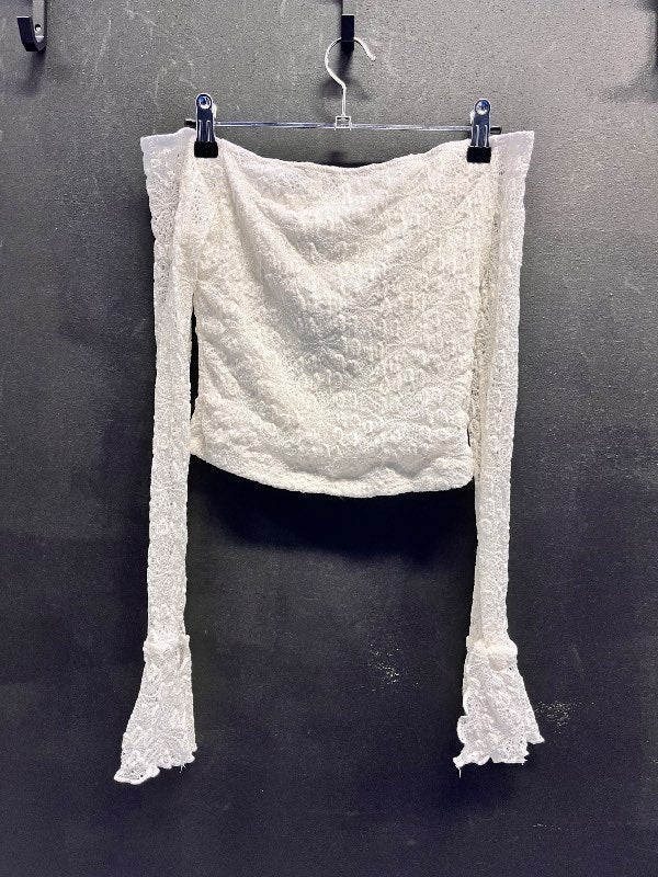 Hvítur off shoulder bolur