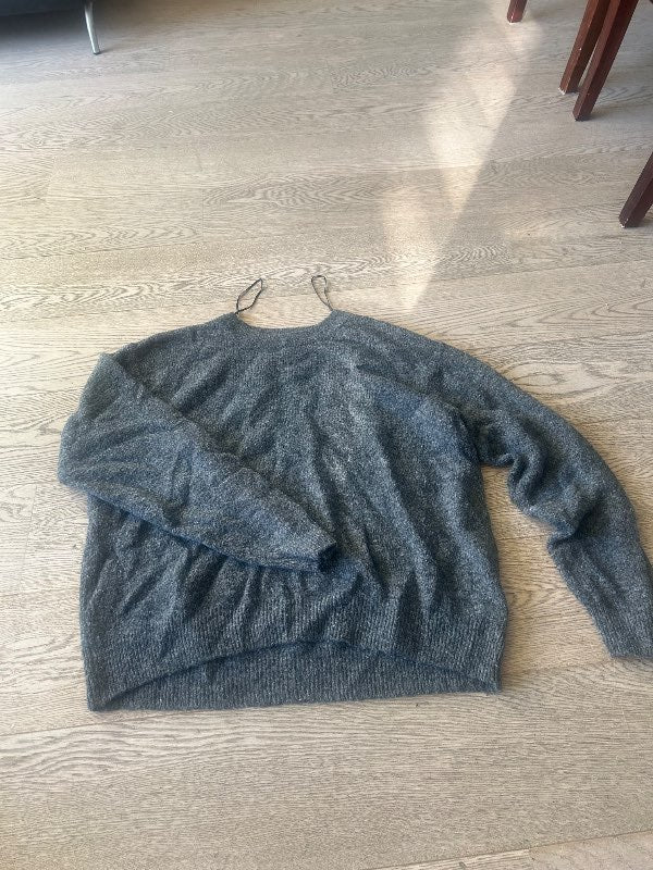 grá H&M peysa