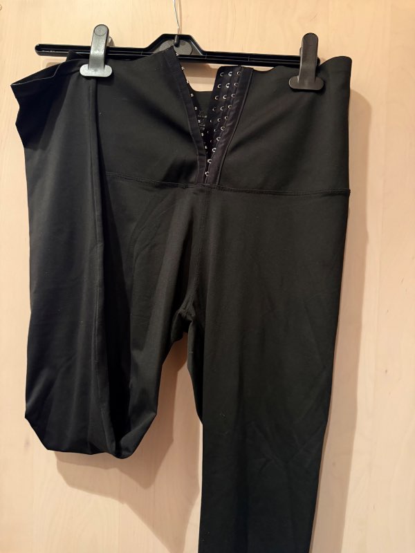 Svartar leggings með krækjum