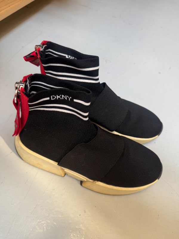 DKNY skór