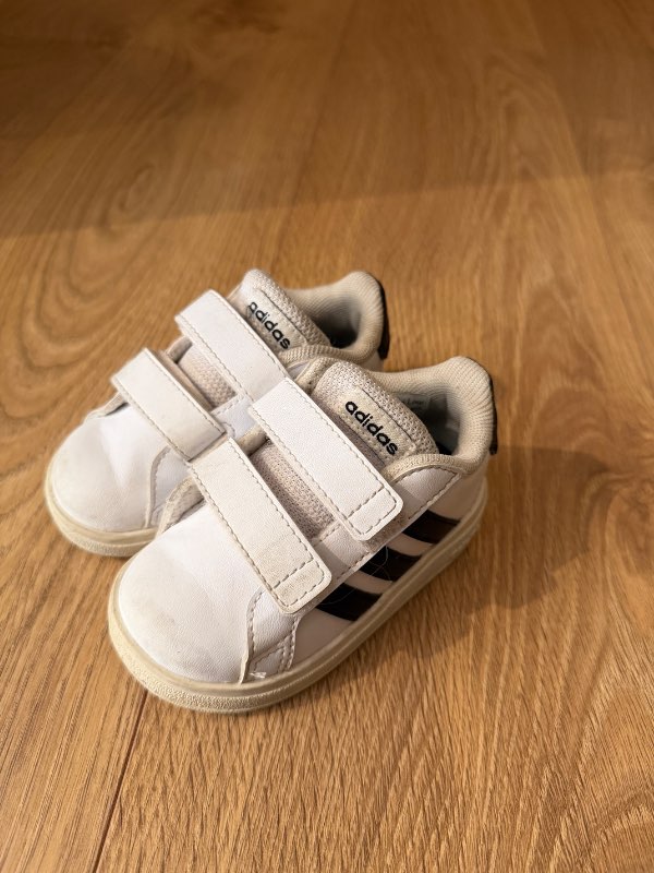 Hvítir addidas barnaskór