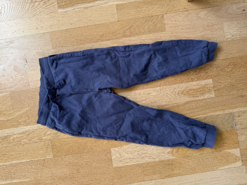 POP dökkbláar buxur (gat á hné)
