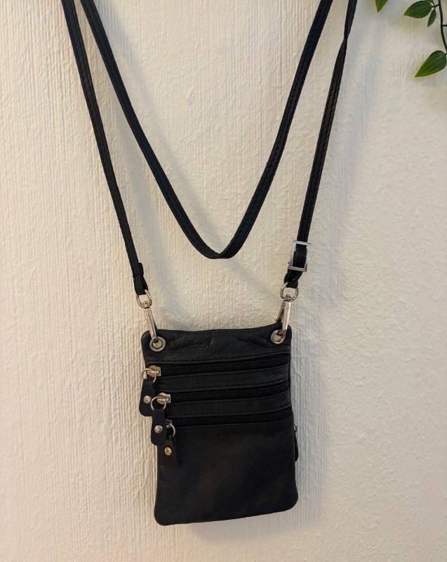 Svört lítil taska með 4 litlum vösum