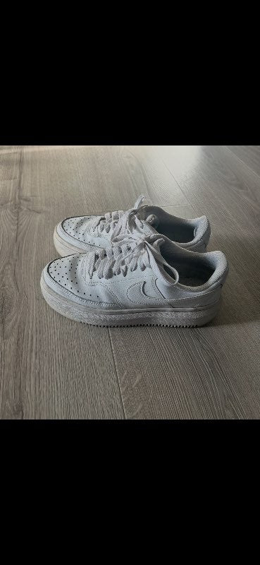 Hvítir nike skór