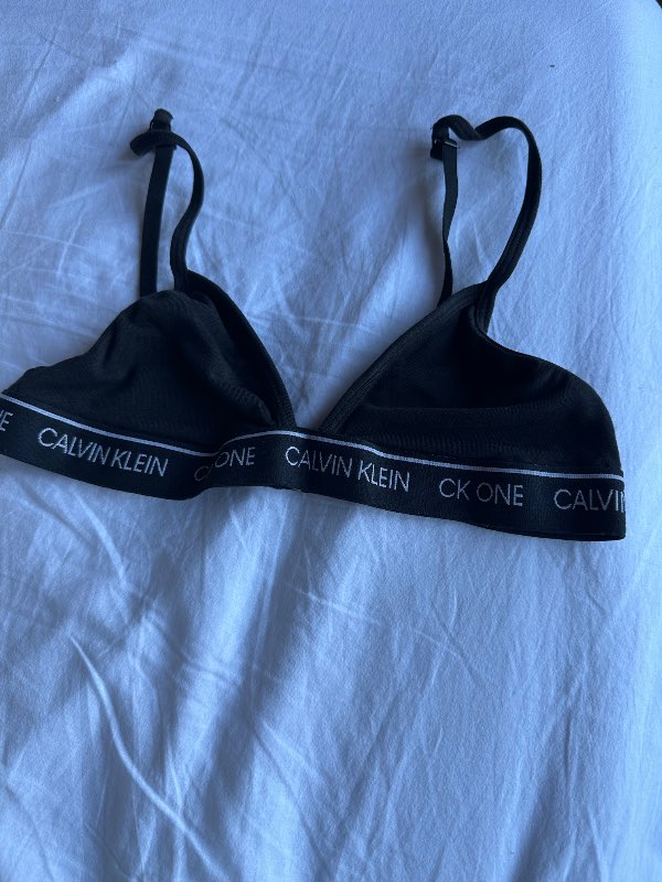 V Calvin Klein toppur