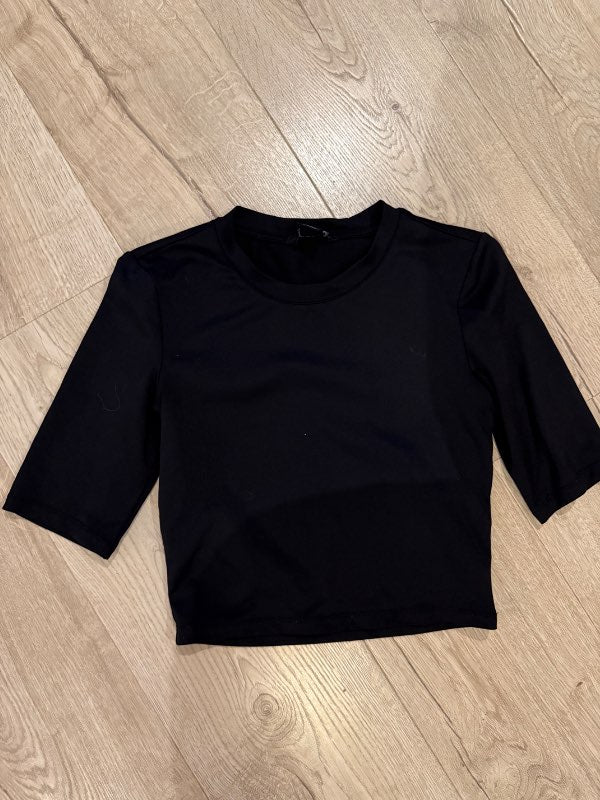 V Svartur cropped top