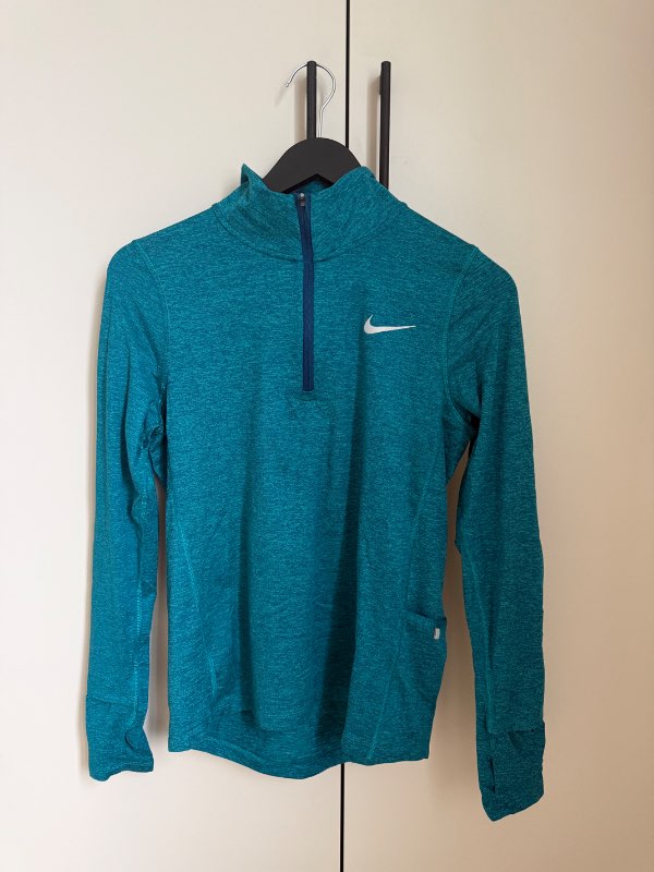Nike hálfrennd peysa