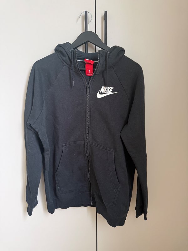 Nike rennd peysa