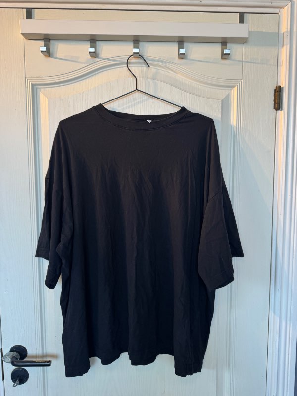 Svartur oversized stuttermabolur - Weekday