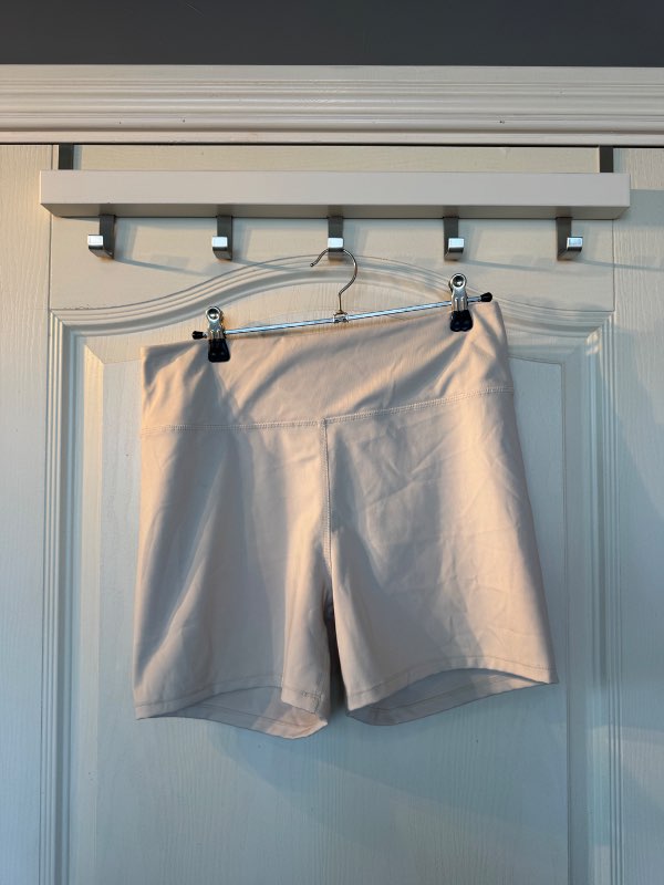 Beige stuttbuxur