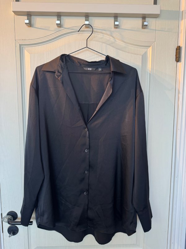 Svört satin skyrta - UNIQLO