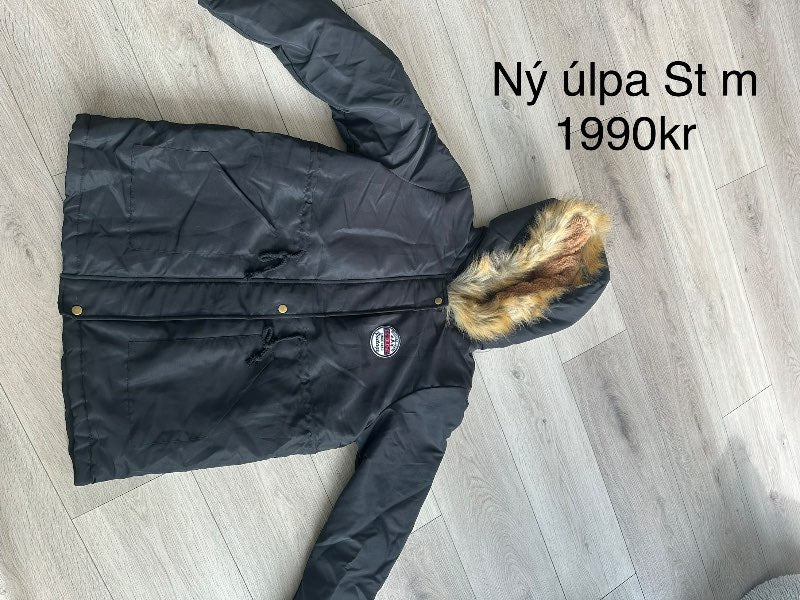 Ný svört úlpa með loði St M