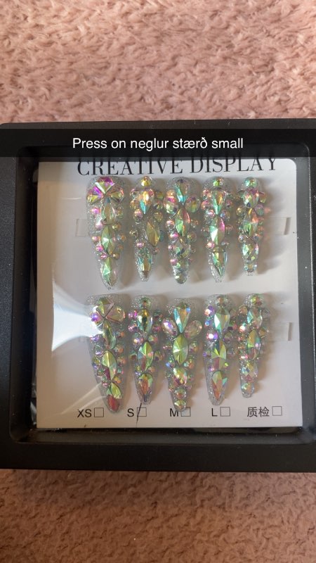 Press on nails