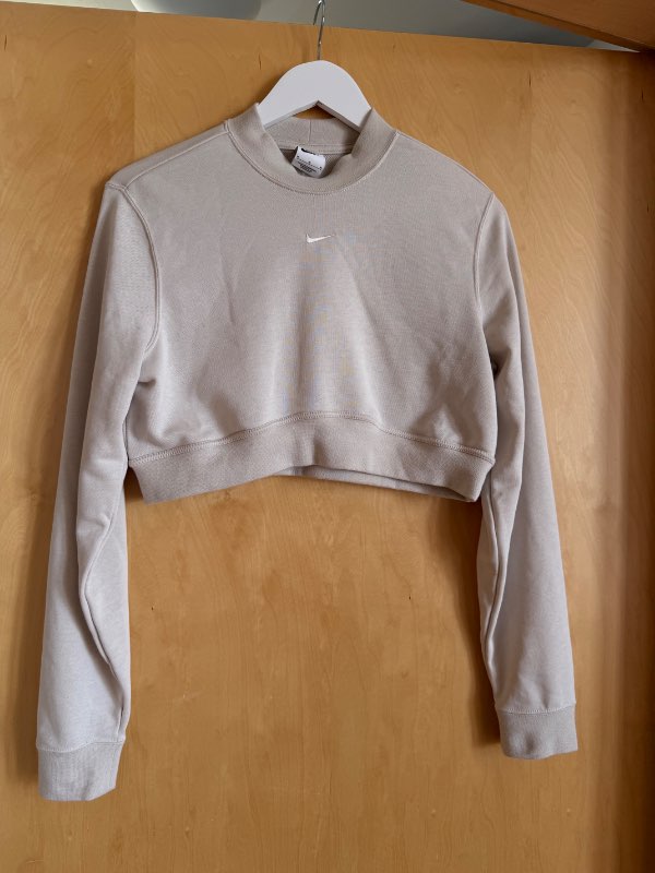 Nike stutt peysa