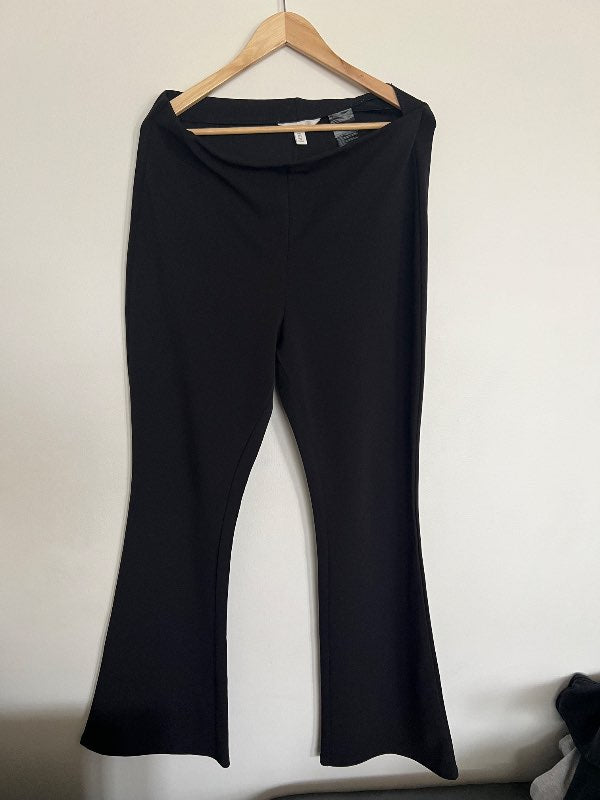 H&M boot cut svartar , eins og nýjar