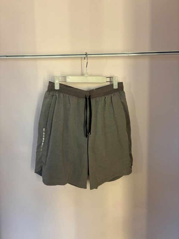 Gráar íþróttastuttbuxur