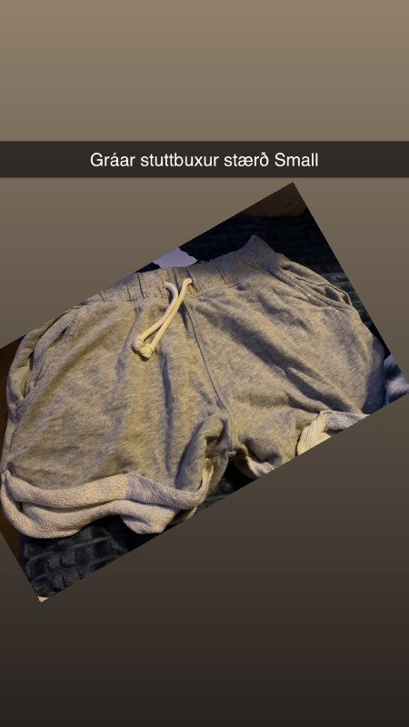Gráar stuttbuxur
