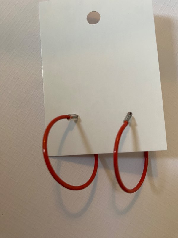 Rauðir hoop lokkar
