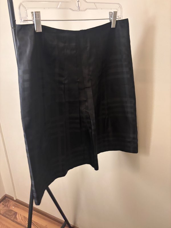 Svart köflótt pils