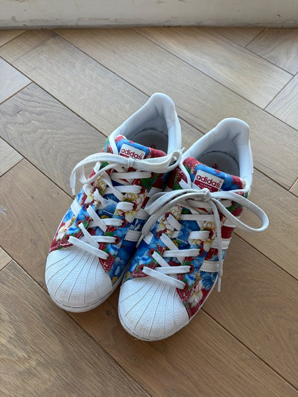 Adidas skór blóma