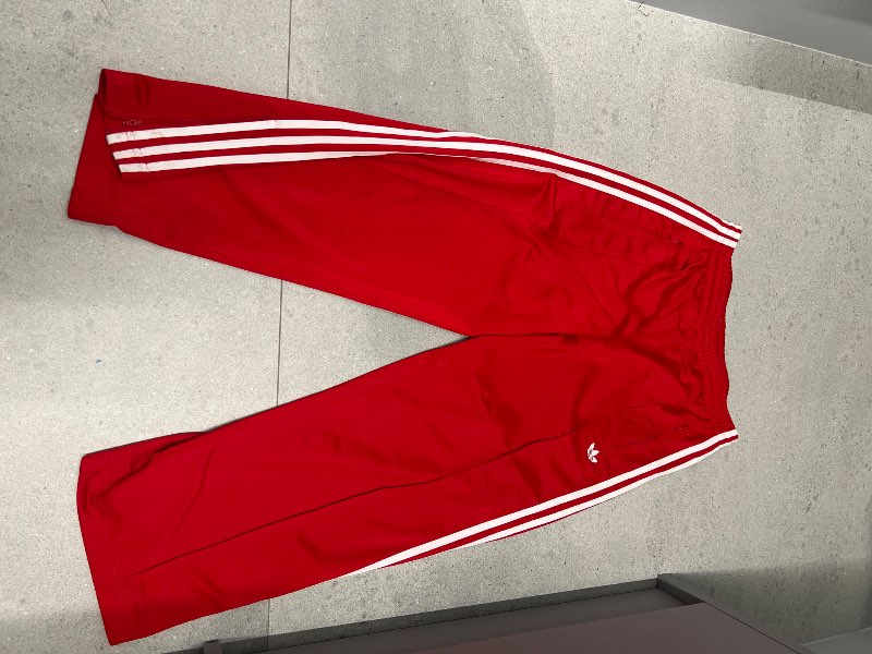 rauðar Adidas buxur