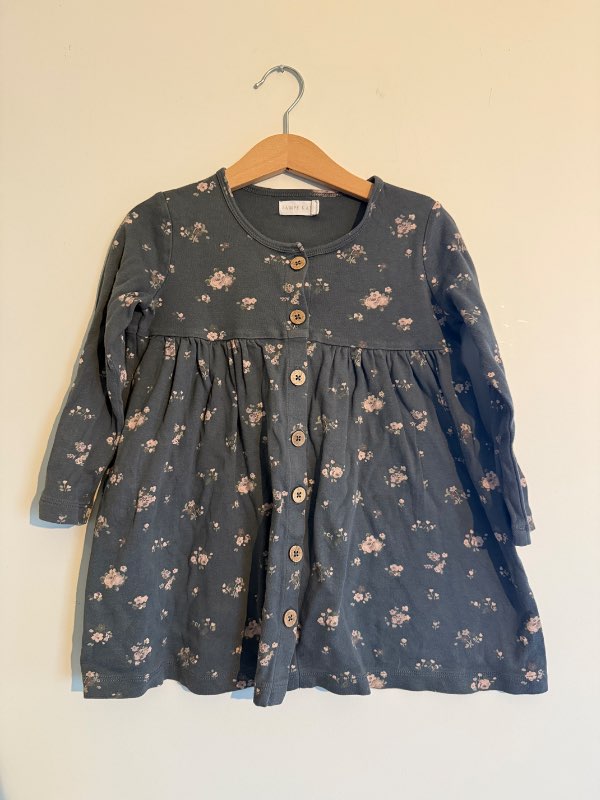 Jamie Kay Dark Floral kjóll