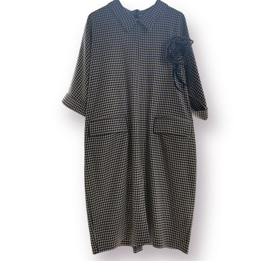 Kjóll með lauslegri brósi