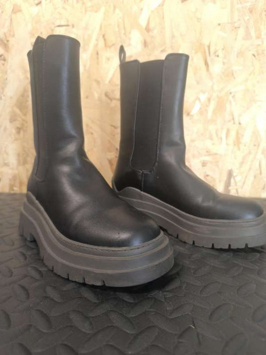 Svarta/græna stígvél í stærð 37