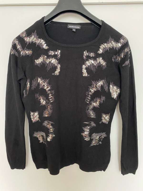 Czarny sweter w stylu magazynowym, oversize.