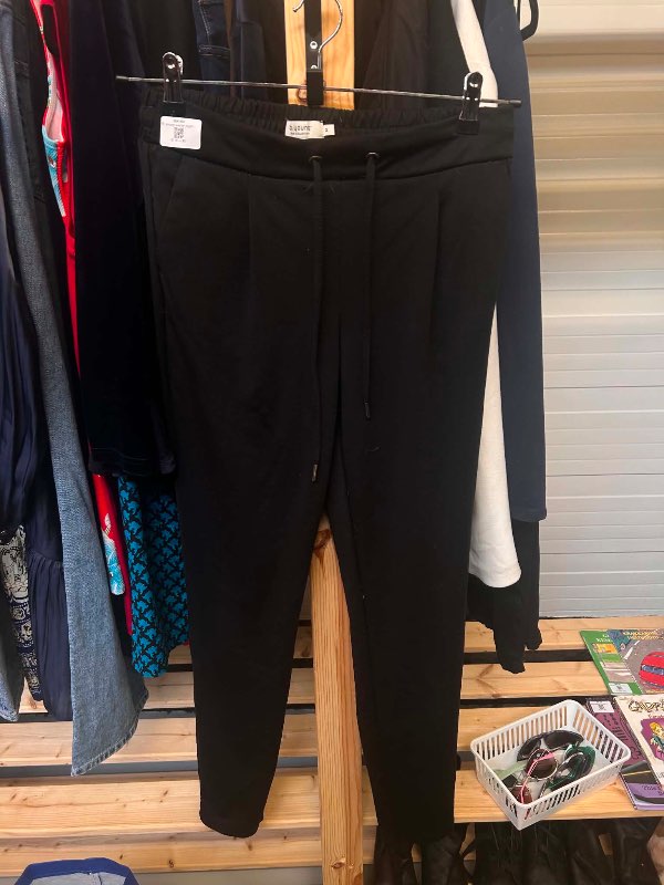 B- young svartar jogging buxur