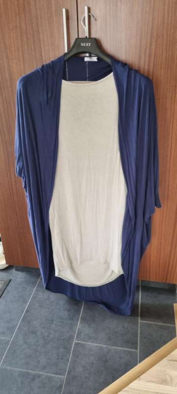 dökkblá yfirflik og kjoll