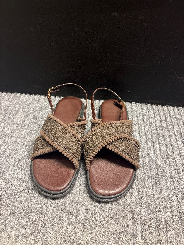 Brúnir sandalar