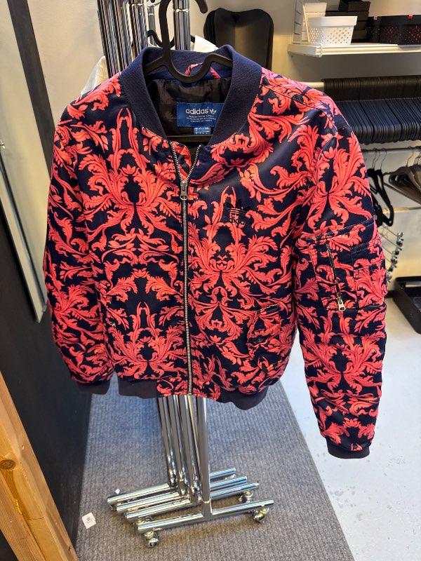Adidas mynstraður jakki