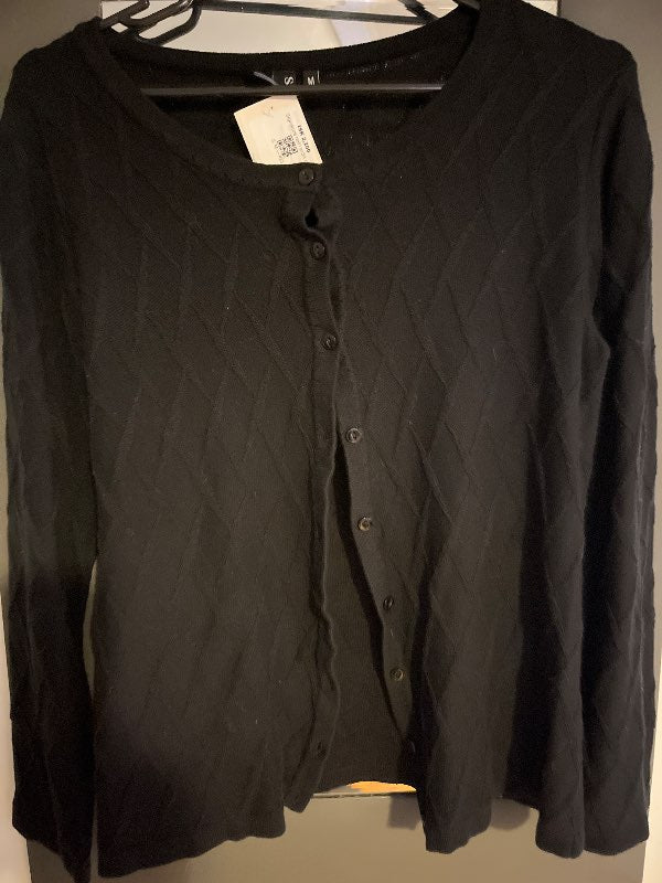 Branded opin svört peysa