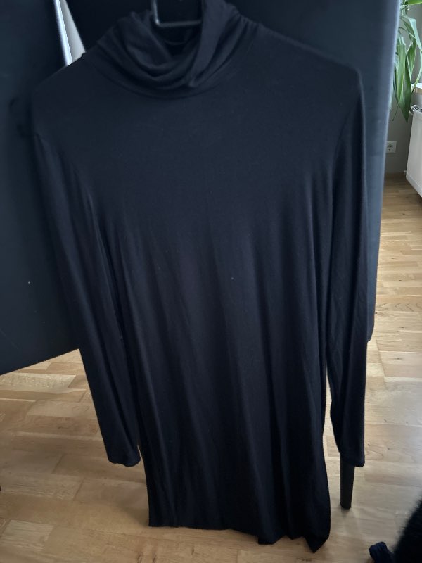 Sv rúllukraga kjóll H&M